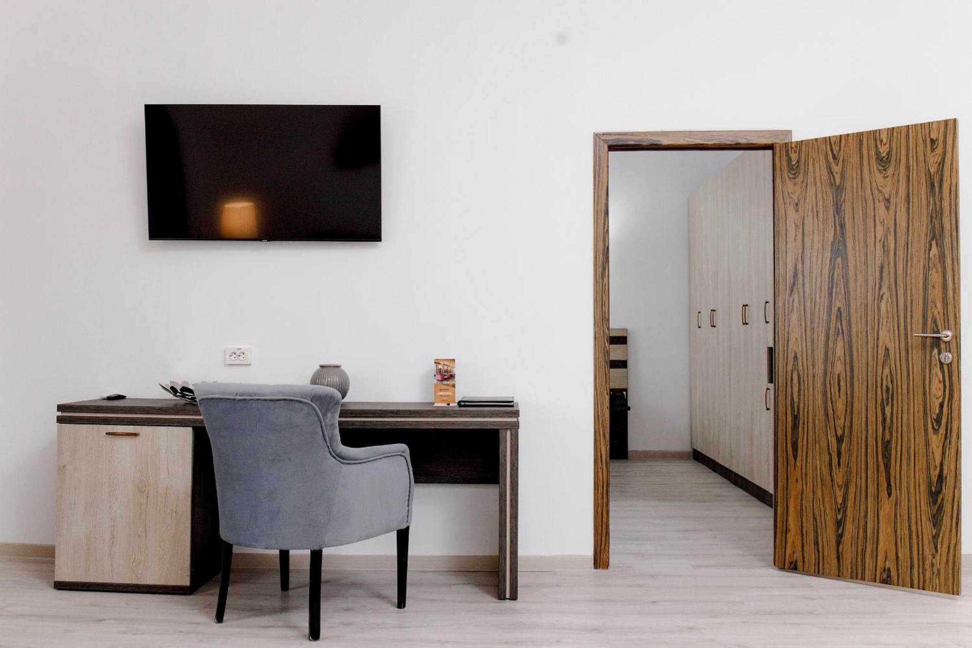 Infinity Plaza Block 1 Hotell Atyraū Exteriör bild