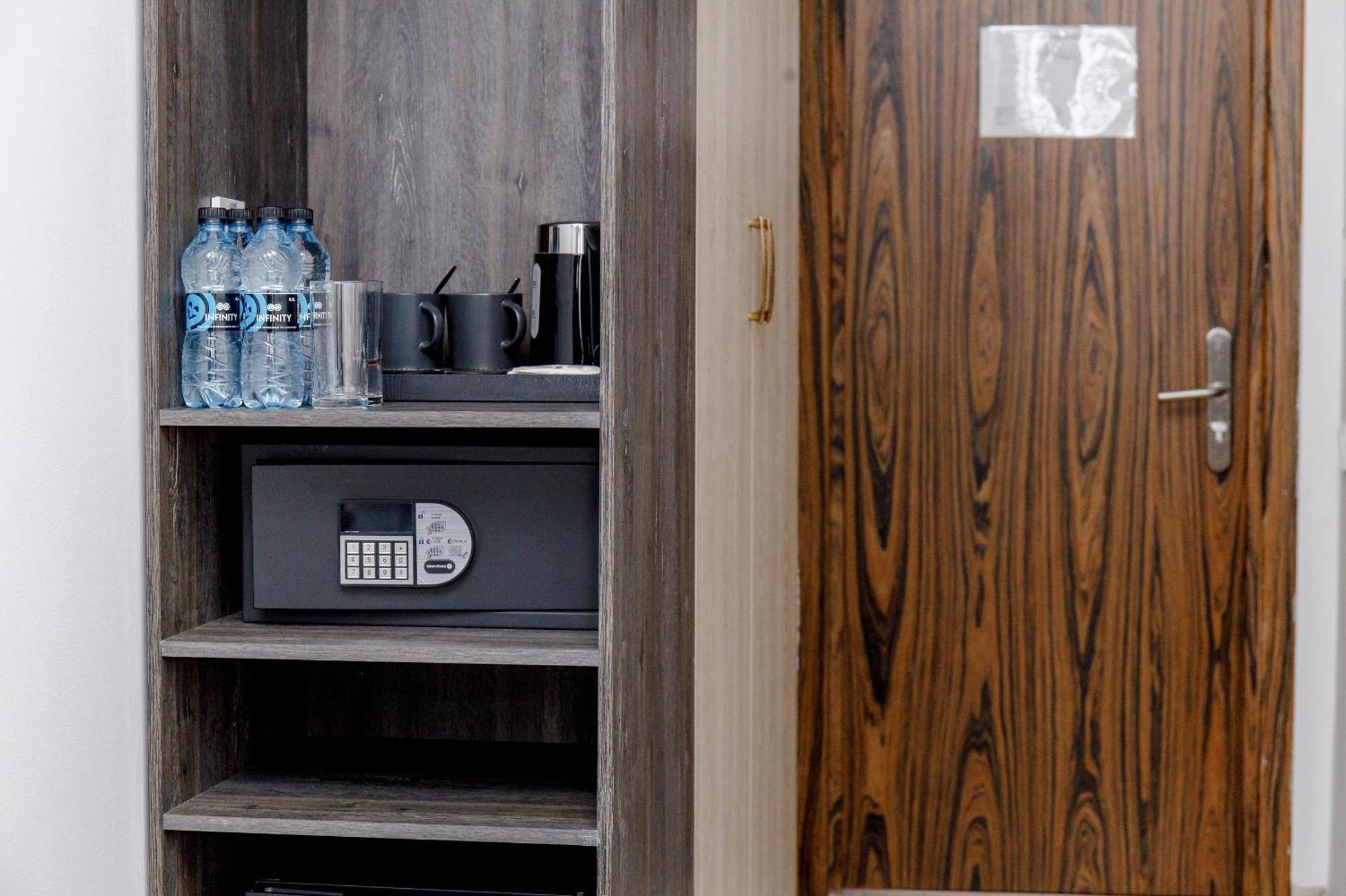 Infinity Plaza Block 1 Hotell Atyraū Exteriör bild